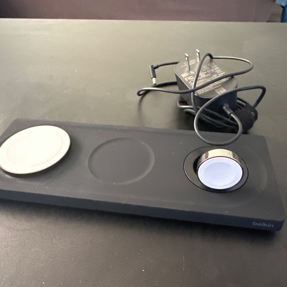 Used Belkin boost charge pro 3-1 wireless charging pad with mag safe - Picture 2 of 7